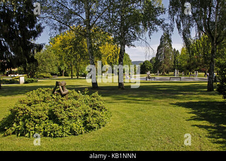 Deutschland, Hessen, Bad Soden-Salmünster, Kurpark, Skulptur, Brunnen, Kurgäste, Stockfoto