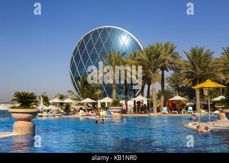 Swimmingpool im Hintergrund das Aldar-Gebäude, Al Raha Beach, Abu Dhabi, Stockfoto