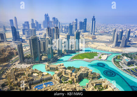 Blick auf den Emaar Park und das Burj Khalifa Gebäude, Dubai, Stockfoto