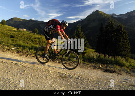 Mountainbiken im vorkarwendel, Tirol, Österreich, Stockfoto