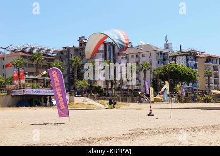 Gleitschirm landet in einer speziellen Zone am Kleopatra Strand in Alanya (Türkei). Stockfoto