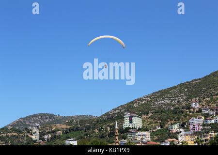 Gleitschirm landet in einer speziellen Zone am Kleopatra Strand in Alanya (Türkei). Stockfoto