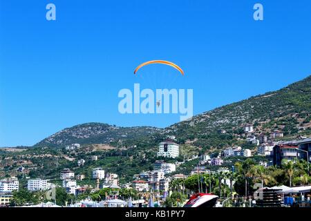 Gleitschirm landet in einer speziellen Zone am Kleopatra Strand in Alanya (Türkei). Stockfoto