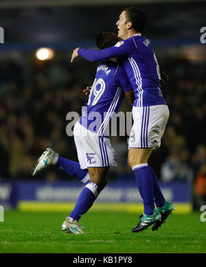 Birmingham City Jacques Maghoma feiert sein Ziel mit Craig Gardner während der Sky Bet Championship Match in St. Andrew's, Birmingham. Stockfoto