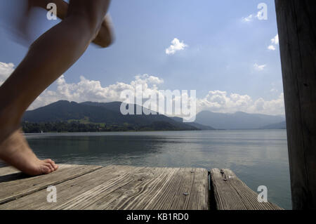 Springen in einem See, Stockfoto