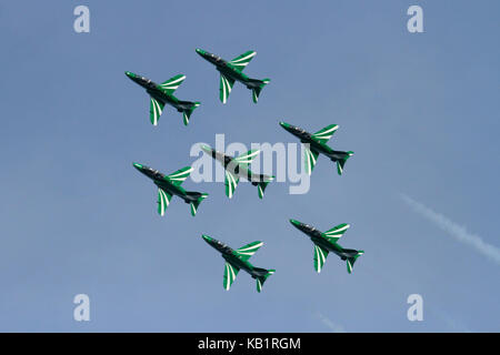 Die Saudi Hawks aerobatic Display Team der Royal Saudi Air Force fliegen in Diamond formation während einer Air Display Stockfoto