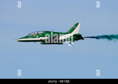 Ein British Aerospace Hawk Mk. 65 Der Saudi Hawks Kunstflugstaffel trailing Rauchen während einer Air Display Stockfoto