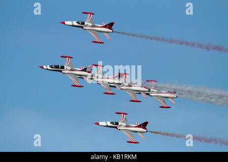 Die Turkish Stars aerobatic Display Team fliegen Ihre NF-5 Kampfjets in enger Formation Stockfoto