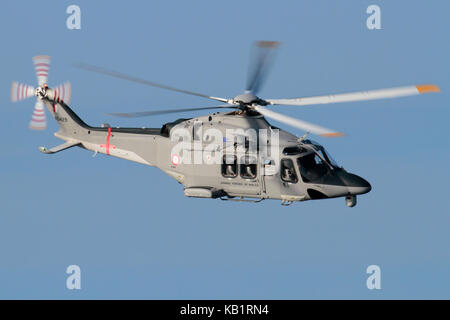 Hubschrauber fliegen in der Luft. AgustaWestland AW139 Seepatrouille und Such- und Rettungsflugzeug der Streitkräfte von Malta vor einem blauen Himmel. Stockfoto