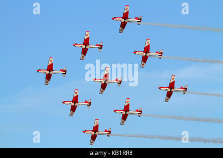 Die Schweizer Luftwaffe PC-7 aerobatic Display Team in Diamant Bildung während einer Flugschau Leistung fliegen Stockfoto