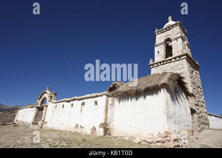 Bolivien, Nationalpark Sajama, Kirche, Stockfoto