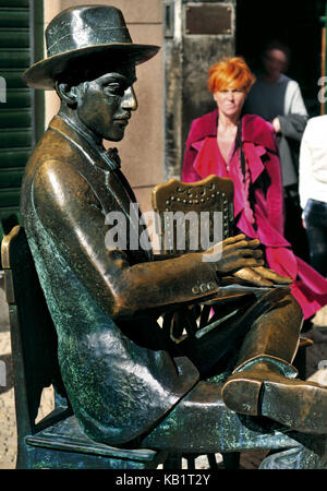 Portugal, Lissabon, Bronzestatue des nationalen Schriftsteller Fernando Pessoa vor der traditionellen Café A Brasileira in der chiado Viertels, Stockfoto