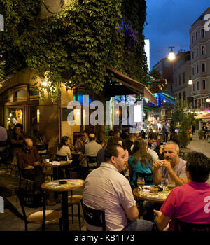 Türkei, Istanbul, Beyoglu, Stadtteil Taksim, in den kleinen Straßen mit Istiklal Caddesi, Cafes und Restaurants. Stockfoto