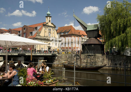 Deutschland, Niedersachsen, Lüneburg, auf dem Stintfang, Restaurant Terrasse vor der historischen Haus Linie, Fluss iimenau, Kaufhaus und der alte Kran, Stockfoto