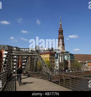 Deutschland, Hamburg, 'grüne Hauptstadt Europas 2011', Lagerhaus, Katharinenkirche, Radfahrer auf Brücke, Stockfoto