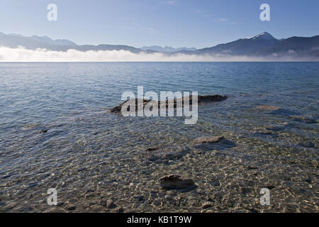 Blick auf den Walchensee auf Karwendelgebirge, Wettersteingebirge und simetsberg im estergebirge, Bayern, Deutschland, Stockfoto