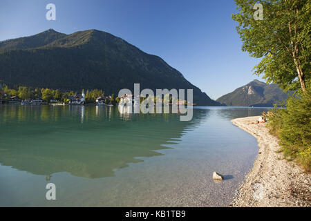 Blick von der Halbinsel Zwergern über den Walchensee zum Dorf Walchensee, Bayern, Deutschland, Stockfoto