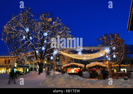 Deutschland, Bayern, Garmisch-Partenkirchen, Weihnachtsdekoration, Fußgängerzone, Stockfoto