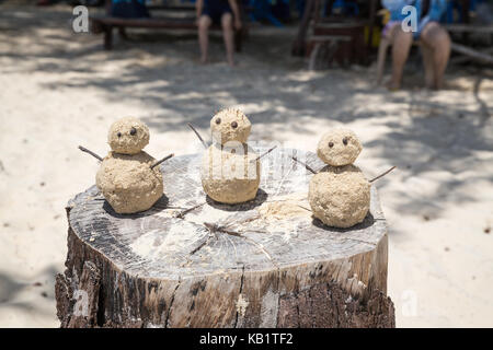 Drei sand Männer auf einem Strand in Kota Kinabalu Malaysia Stockfoto