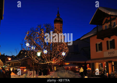 Deutschland, Bayern, Garmisch-Partenkirchen, Weihnachtsdekoration, Fußgängerzone, Stockfoto