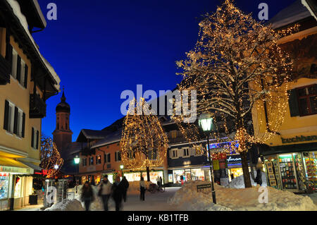 Deutschland, Bayern, Garmisch-Partenkirchen, Weihnachtsdekoration, Fußgängerzone, Stockfoto