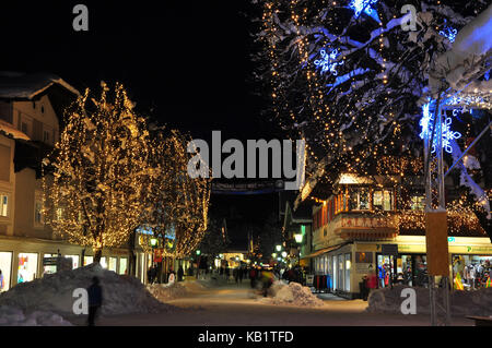 Deutschland, Bayern, Garmisch-Partenkirchen, Weihnachtsdekoration, Fußgängerzone, Stockfoto