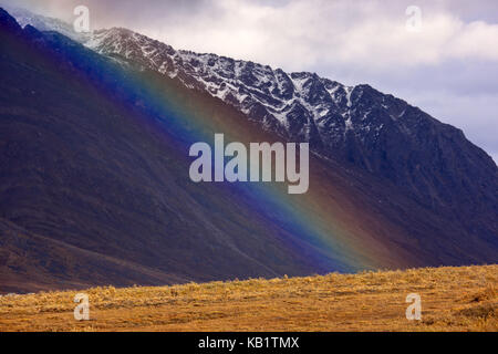 Nordamerika, USA, Alaska, Brooks Range, Berglandschaft, Regenbogen, Stockfoto