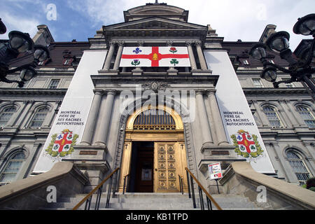 Montreal Rathaus zeigt die neue Stadt Flagge ehren Quebec indigene Völker. Stockfoto