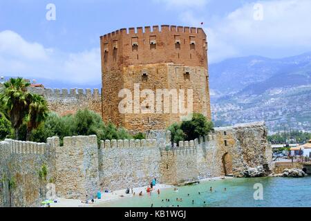 Blick auf den Roten Turm und die Stadtmauer von der Alten Werft (Alanya, Türkei). Stockfoto