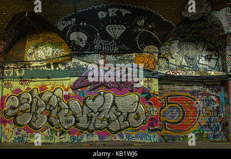 London Graffiti entlang Leake Straße Tunnel, auch als Bansy Tunnel in Lambeth, London, England, UK Stockfoto