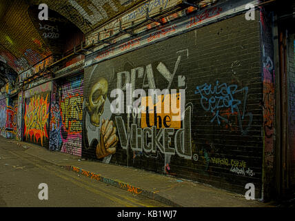 London Graffiti entlang Leake Straße Tunnel, auch als Bansy Tunnel in Lambeth, London, England, UK Stockfoto