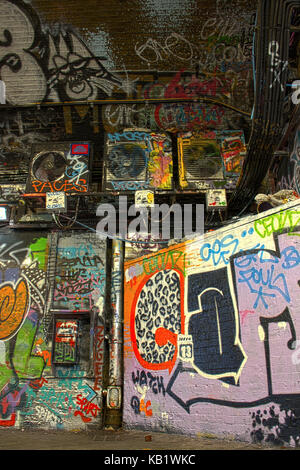 London Graffiti entlang Leake Straße Tunnel, auch als Bansy Tunnel in Lambeth, London, England, UK Stockfoto