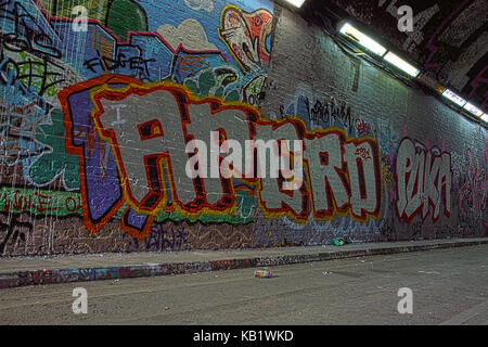 London Graffiti entlang Leake Straße Tunnel, auch als Bansy Tunnel in Lambeth, London, England, UK Stockfoto