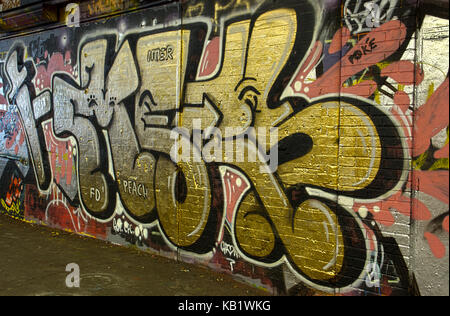 London Graffiti entlang Leake Straße Tunnel, auch als Bansy Tunnel in Lambeth, London, England, UK Stockfoto