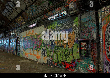 London Graffiti entlang Leake Straße Tunnel, auch als Bansy Tunnel in Lambeth, London, England, UK Stockfoto