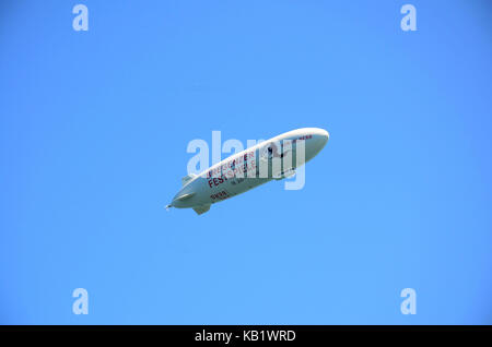 Deutschland, Baden-Württemberg, Zeppelin über den Bodensee, Stockfoto