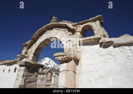 Bolivien, Nationalpark Sajama, Vulkan Nevado Sajama, Kirche, Stockfoto