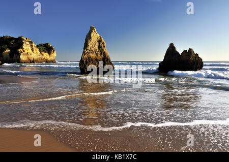 Portugal, Algarve, Felsformationen Praia dos Tres Irmaos in Alvor, Stockfoto