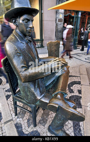 Portugal, Lissabon, Bronzestatue des nationalen Schriftsteller Fernando Pessoa vor der traditionellen Café A Brasileira in der chiado Viertels, Stockfoto