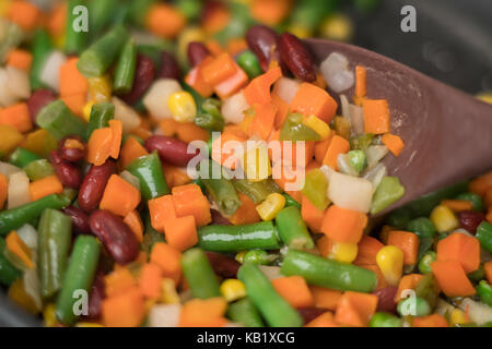 Textur von leckeren Braten, Tomaten, Paprika, Mais, Zwiebeln, Erbsen Stockfoto