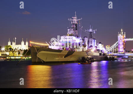 England, London, Southwark, Kriegsmuseum, beleuchtete Imperial War Museum, das Kriegsschiff HMS Belfast, Abend, Stockfoto