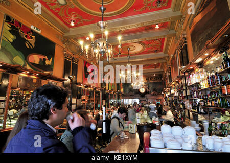 Portugal, Lissabon, Gäste im traditionellen Café A Brasileira im Chiado-Viertel, Stockfoto