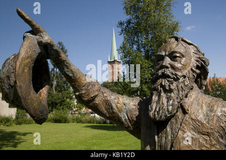 Deutschland, Schleswig - Holstein, Lübeck, Johannes-Brahms-Denkmal, Bronzestatue von Claus Görtz, 2012, Turm von St. Peter, Stockfoto