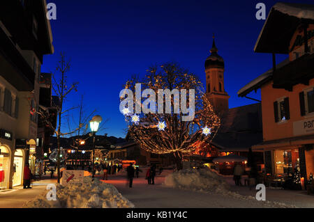 Deutschland, Bayern, Garmisch-Partenkirchen, Weihnachtsdekoration, Fußgängerzone, Stockfoto
