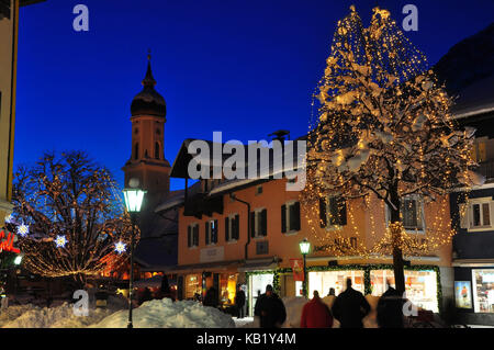 Deutschland, Bayern, Garmisch-Partenkirchen, Weihnachtsdekoration, Fußgängerzone, Stockfoto
