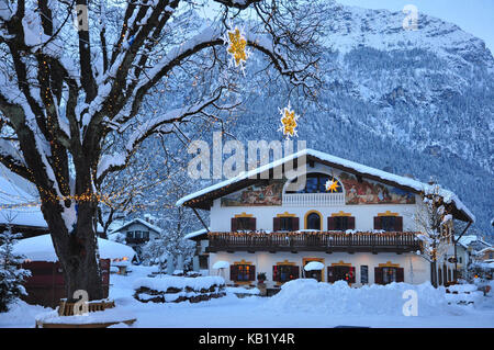 Deutschland, Bayern, Garmisch-Partenkirchen, Weihnachtsdekoration auf dem Mohrenplatz, Stockfoto