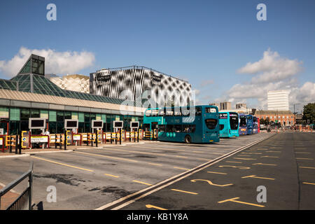 Die Außenseite des Leeds City Bus & Coach Station am Eastgate, mit dem neuen John Lewis im Hintergrund Stockfoto