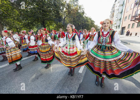 Deutschland, Bayern, München, Oktoberfest, die traditionelle Parade, polnische Mädchen in traditionellen Kostümen, Stockfoto