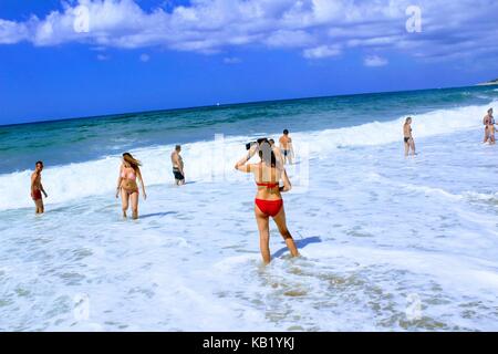 Juli, 2017 - Urlauber im Meer baden und sonnen Sie sich in der Sonne auf Cleopatra Beach (Alanya, Türkei). Stockfoto