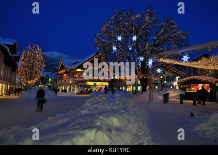 Deutschland, Bayern, Garmisch-Partenkirchen, Weihnachtsdekoration, Fußgängerzone, Stockfoto
